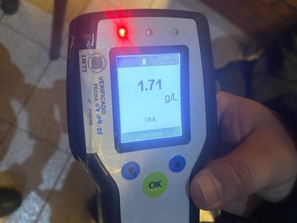 Un inspector de tránsito bahiense conducía alcoholizado y terminó chocando a un auto estacionado