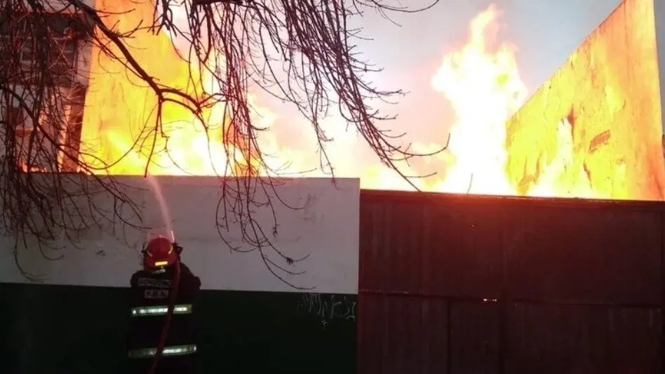 Voraz incendio arrasa con un local en la avenida Champagnat