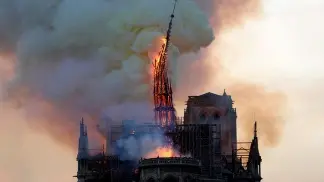 Encuentran colillas de cigarrillos donde empezó el fuego en Notre Dame
