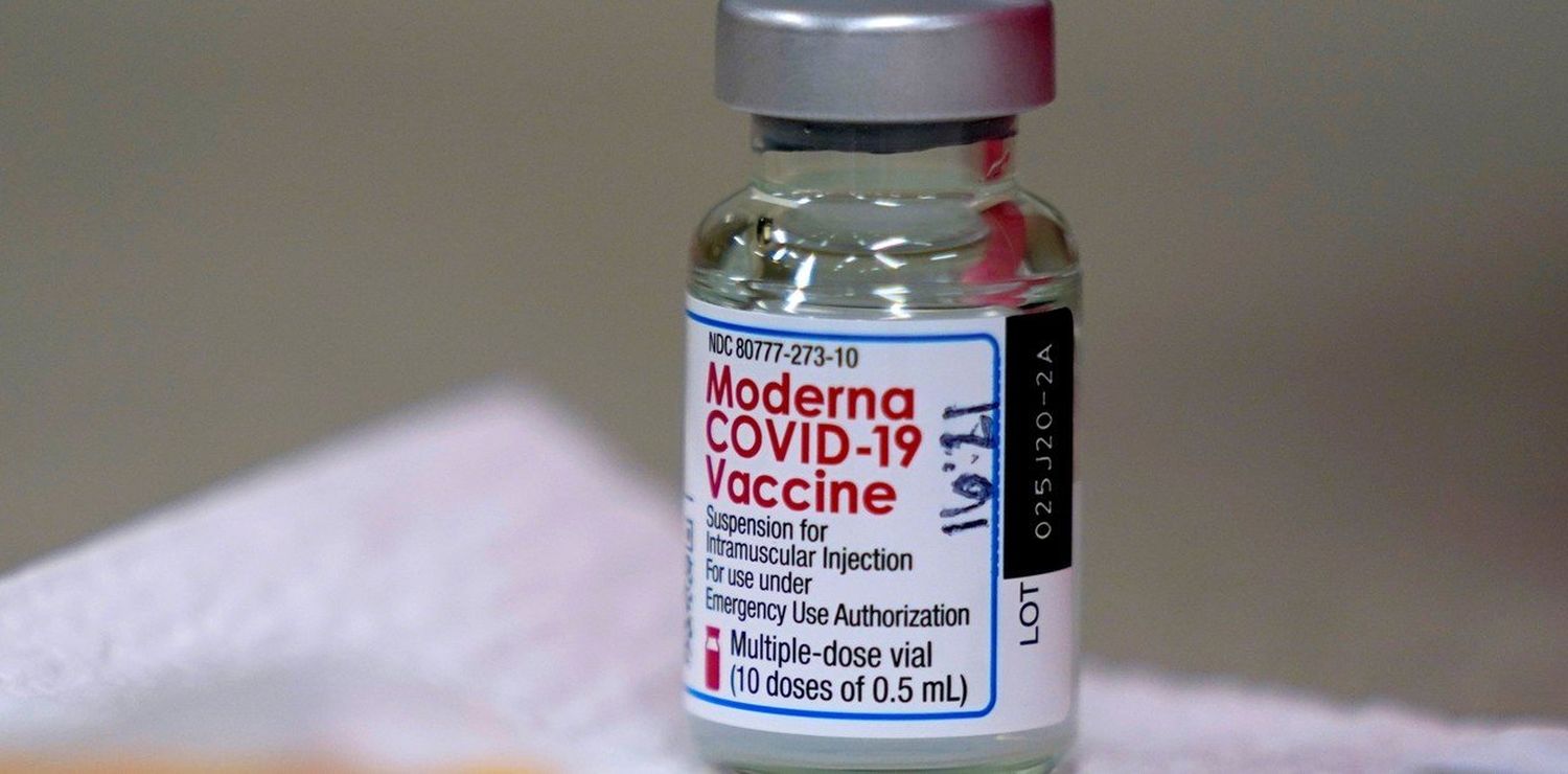 Un empleado de un hospital descongeló y arruinó a propósito 500 vacunas de Moderna contra el coronavirus