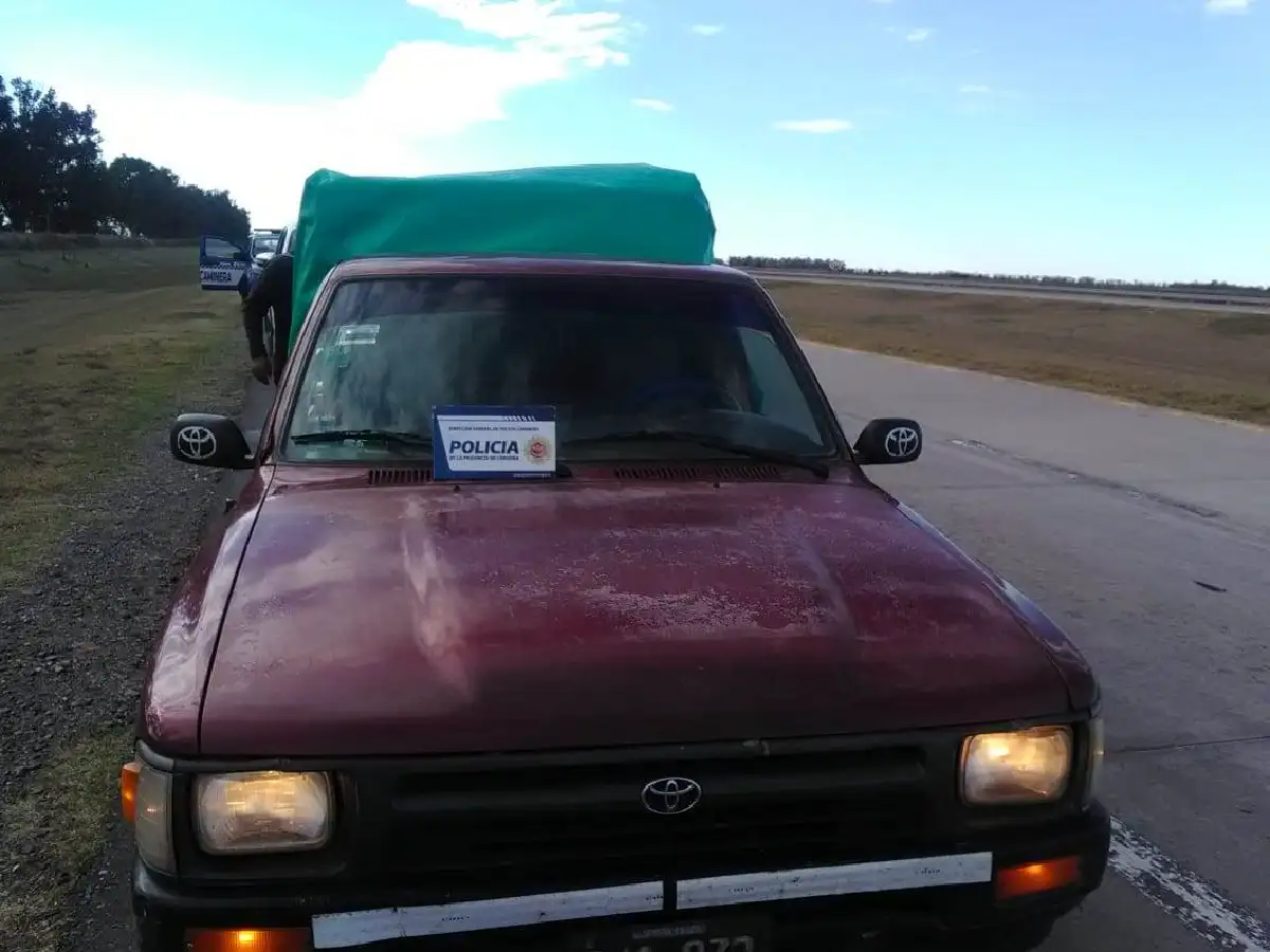Sin papeles: intentó coimear a la Policía Caminera que lo detuvo con 400 cajas de frutillas 