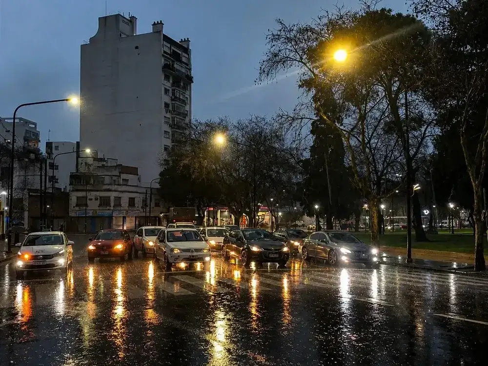 Alerta naranja por tormentas: prevén lluvias intensas, ráfagas y posible granizo en gran parte de la Provincia