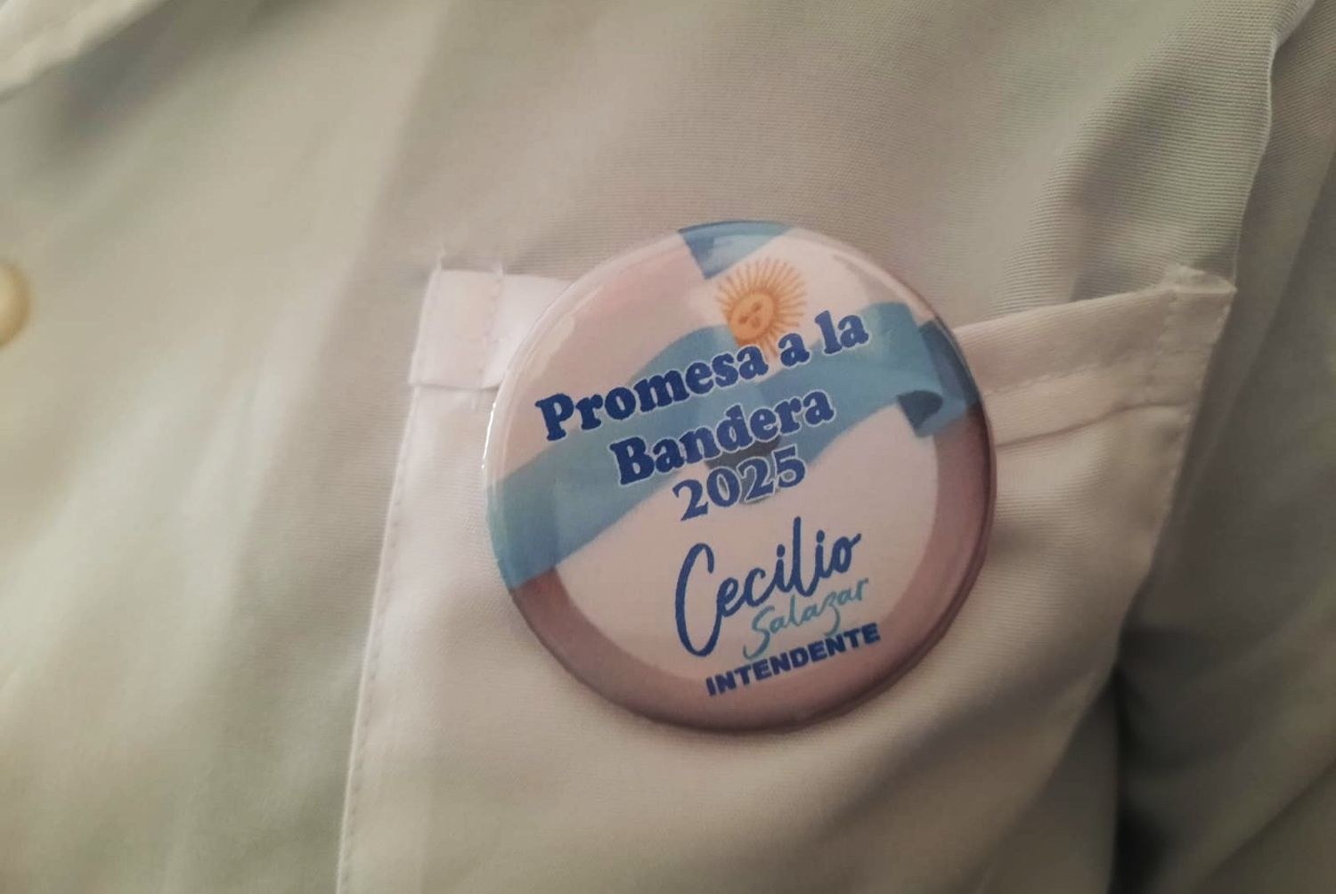 Los pines con la firma "Cecilio Salazar intendente" que entregaron el Día de la Bandera durante el acto.