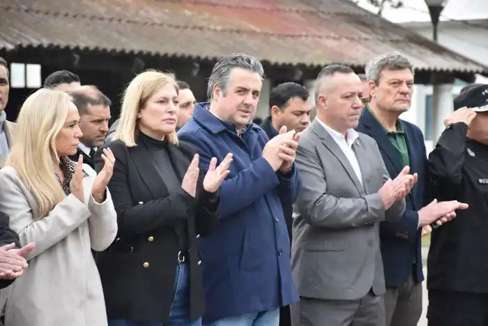 Provincia entrega minibuses a la Policía4