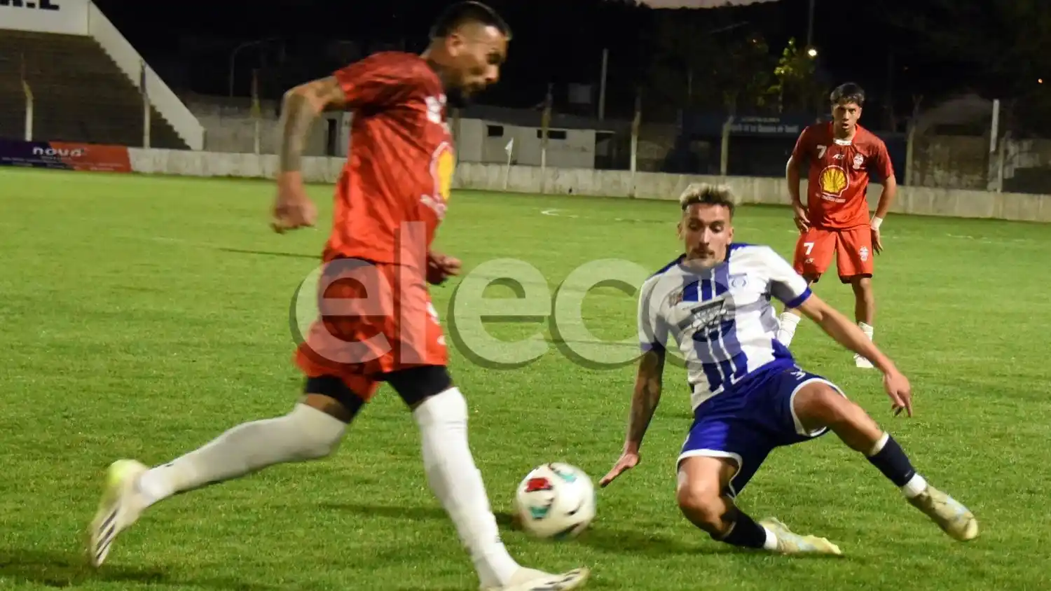 Clemenceau, en la imagen yendo al piso, es uno de los integrantes de la delegación de Grupo.
