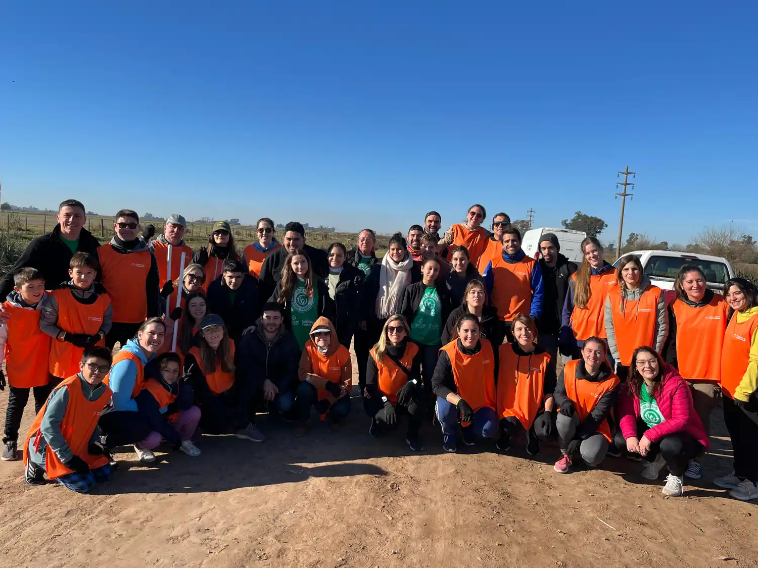 El grupo de voluntarios que el domingo realizó esta caminata con recolección de residuos.