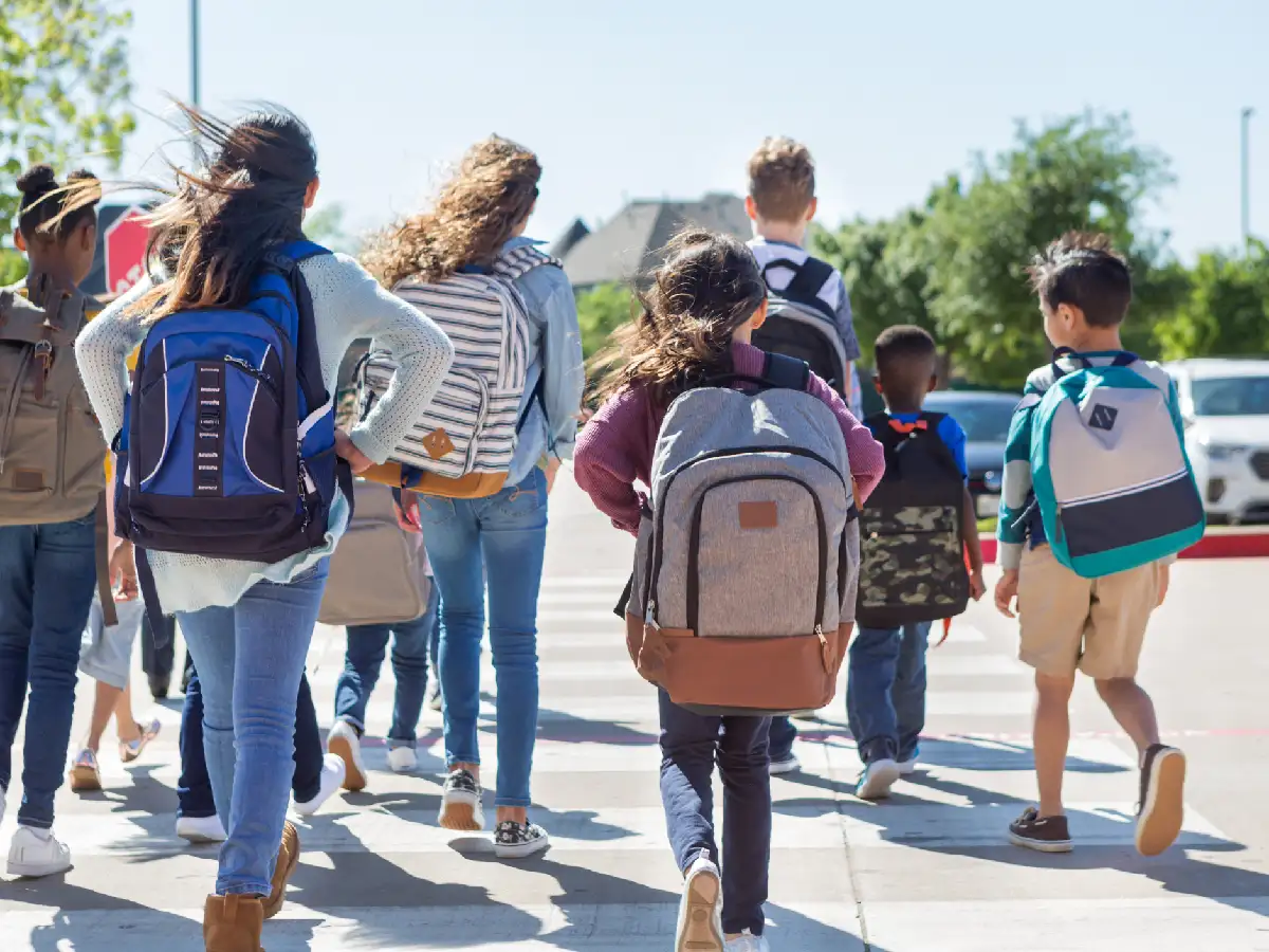 Vamos a la escuela: cómo llevar la  mochila para no dañar la espalda   