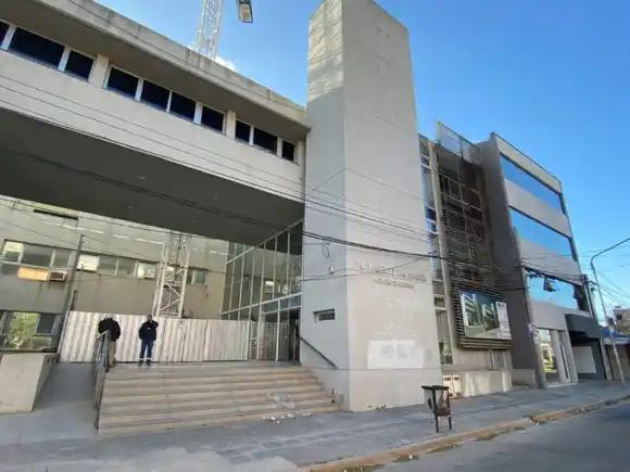 Un juez dispuso que un padre que adeuda la manutención de su hija no pueda tener celular y no asista a carreras de autos