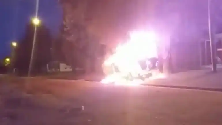 Se incendió una camioneta: las pérdidas fueron totales