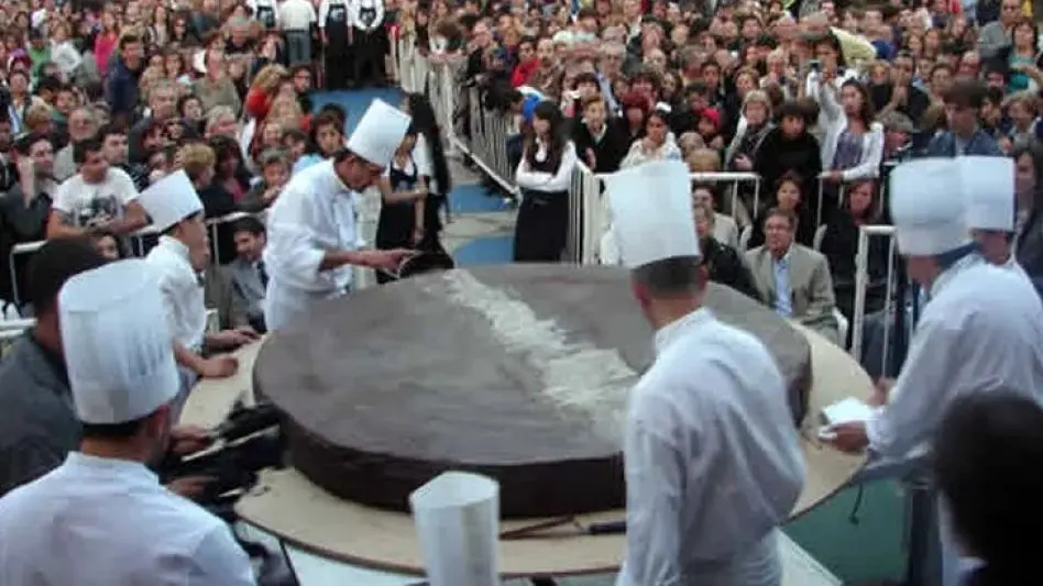 Llega el alfajor gigante de 600 kilos al Museo MAR para celebrar el 150° aniversario de Mar del Plata