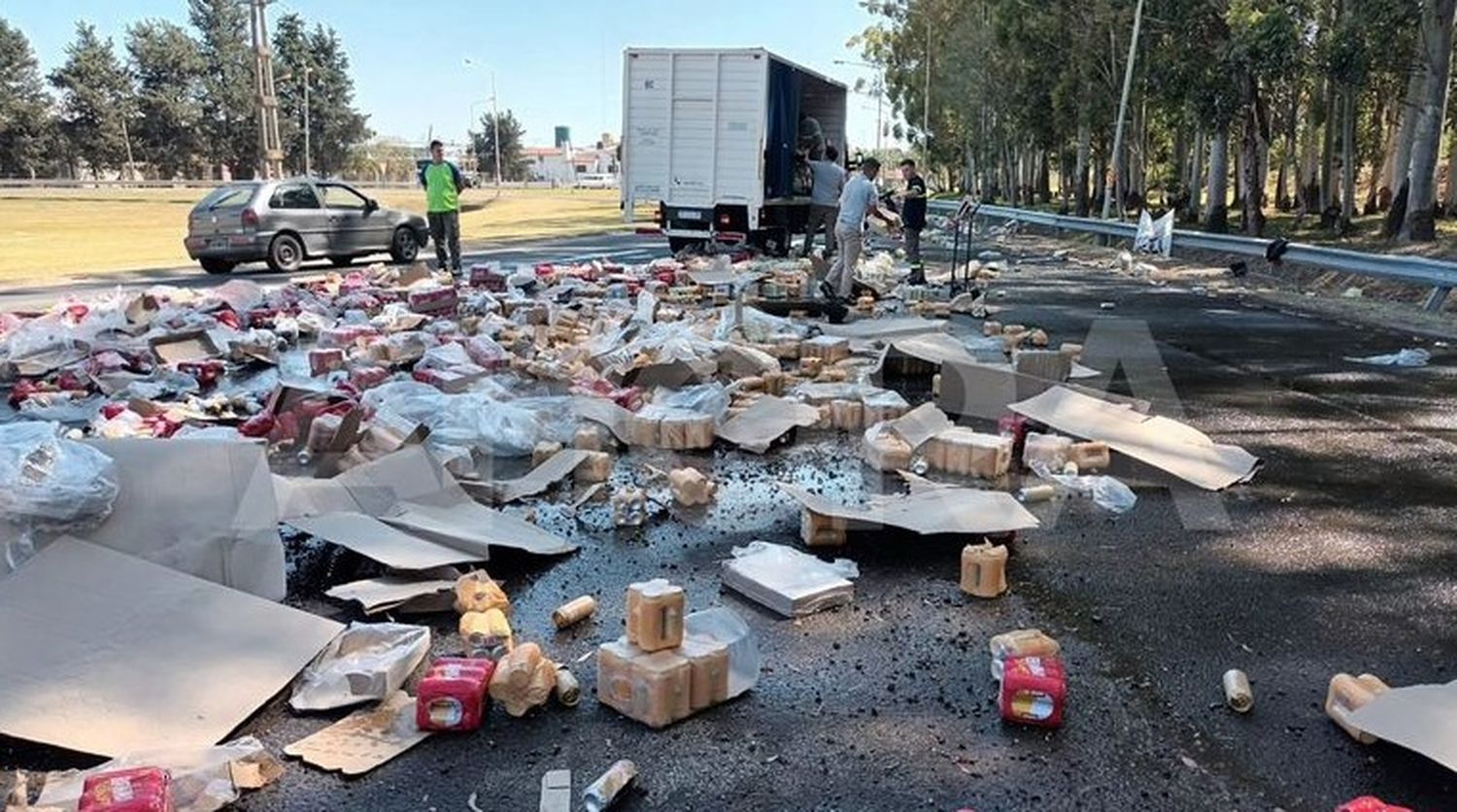 Entre Ríos: volcó un camión que transportaba latas de cerveza y algunos vecinos se las llevaron