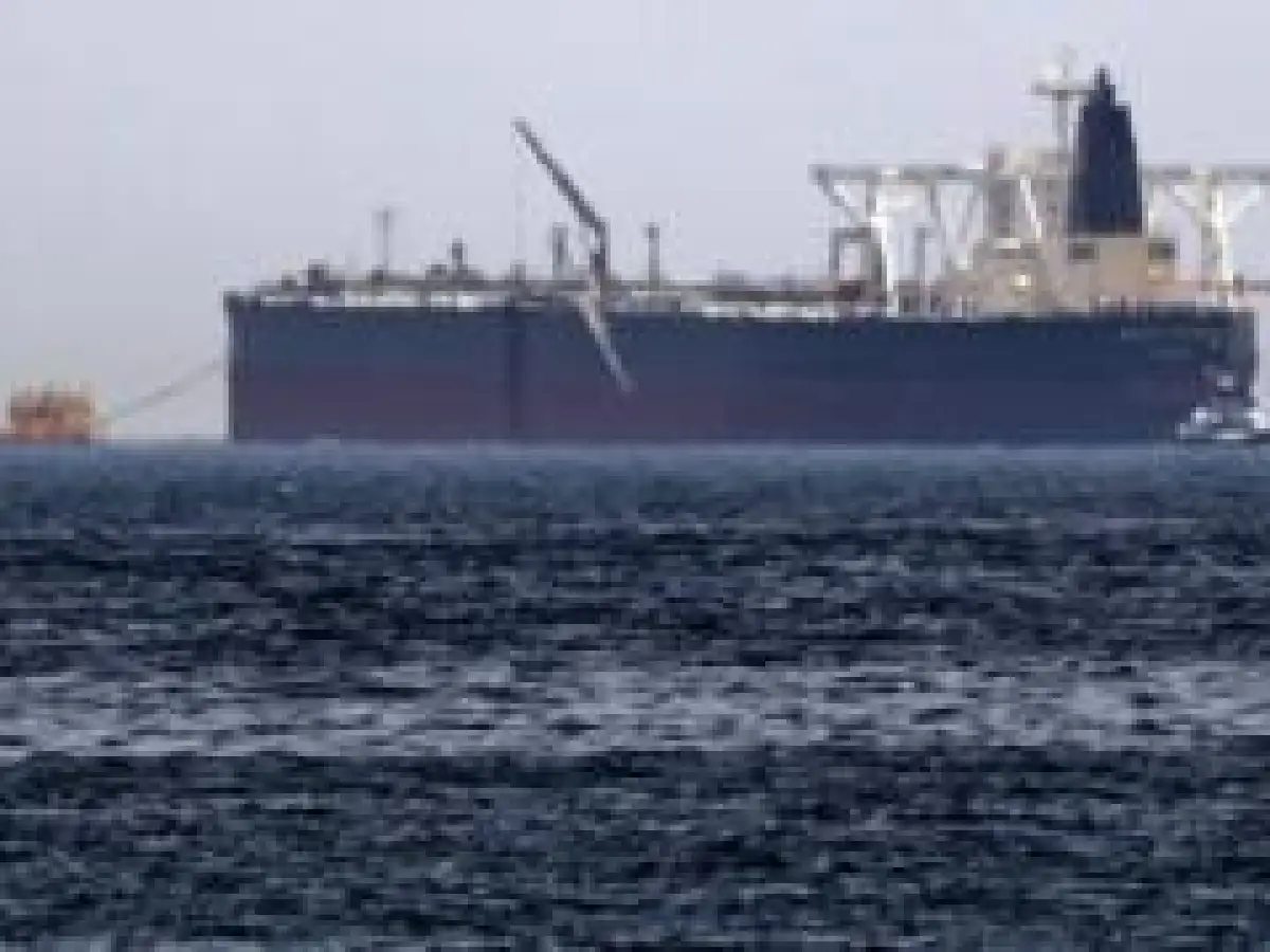 Los petroleros atacados llegan a zona segura, mientras Arabia advierte a Irán