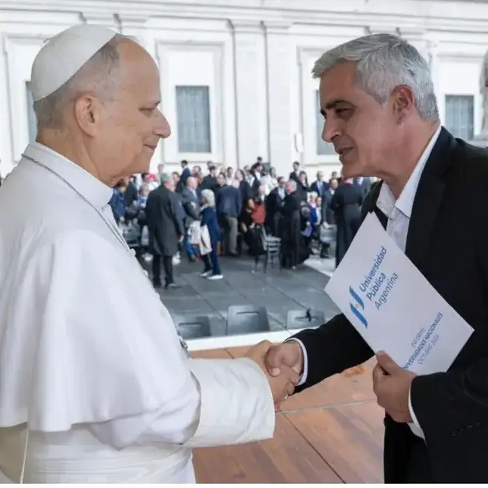 El Papa León XIV junto con Bartolacci.
