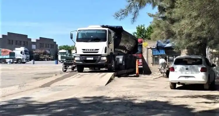 A un mes del robo que desató el escándalo de la balanza, todo sigue igual en el cobro de pesaje de camiones