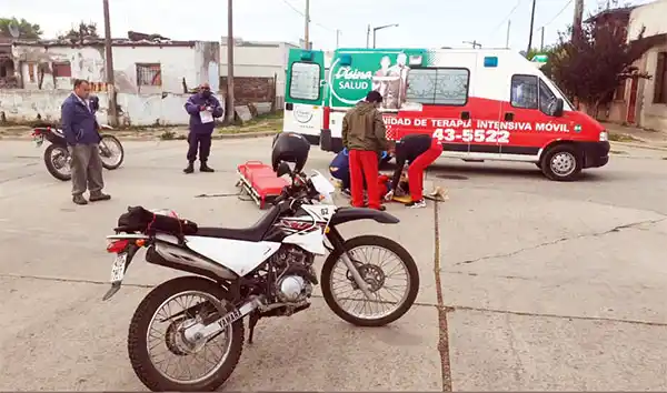 Un motociclista lesionado en una colisión contra un camión