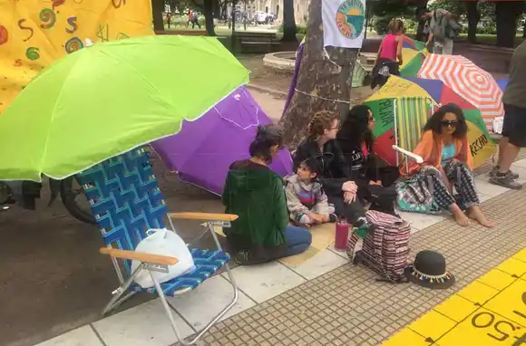 Vecinos plantaron una "sombrilleada" en las puertas del Municipio