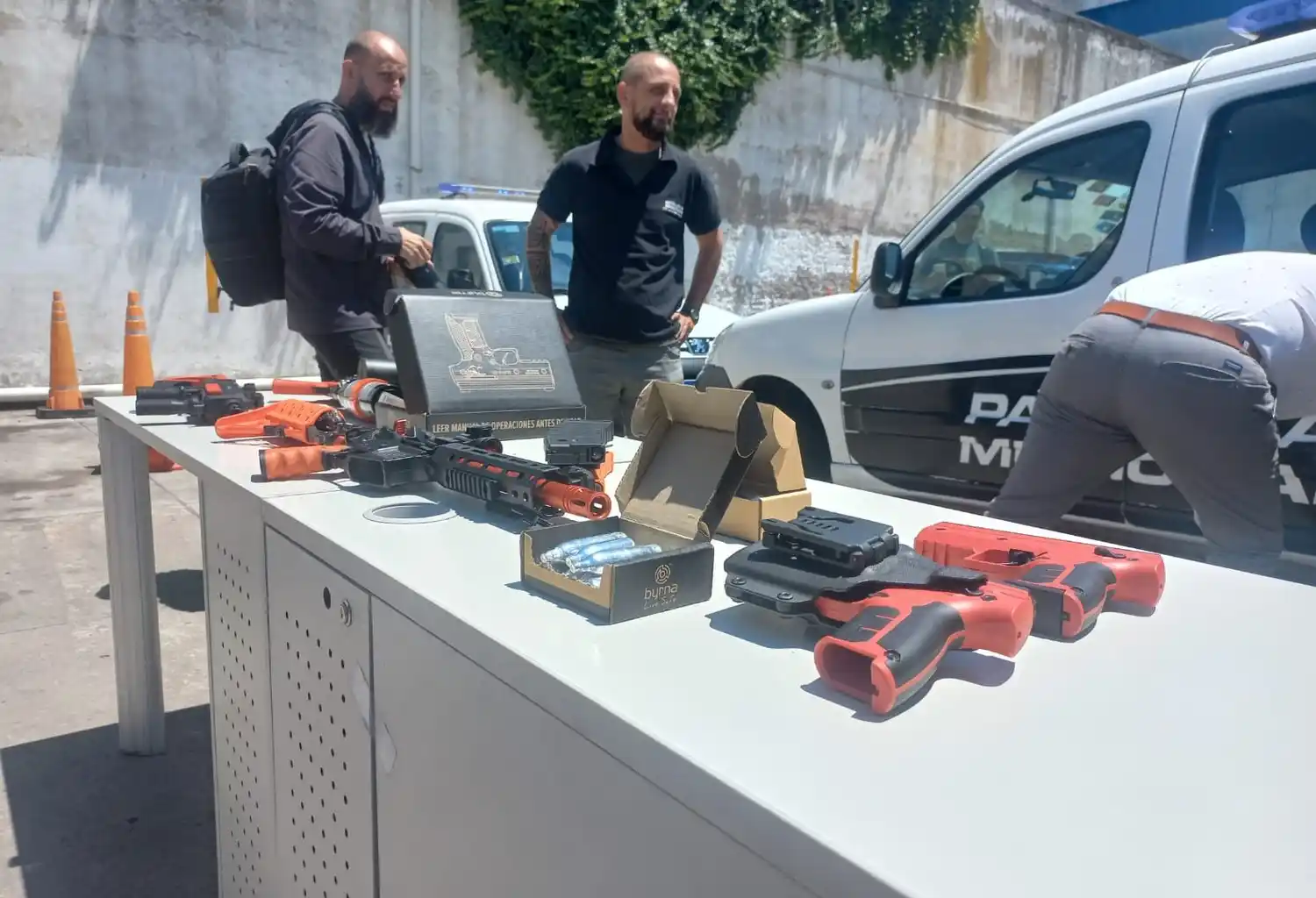 Destacan a las armas no letales como una nueva herramienta que contará la Municipalidad para combatir la inseguridad.