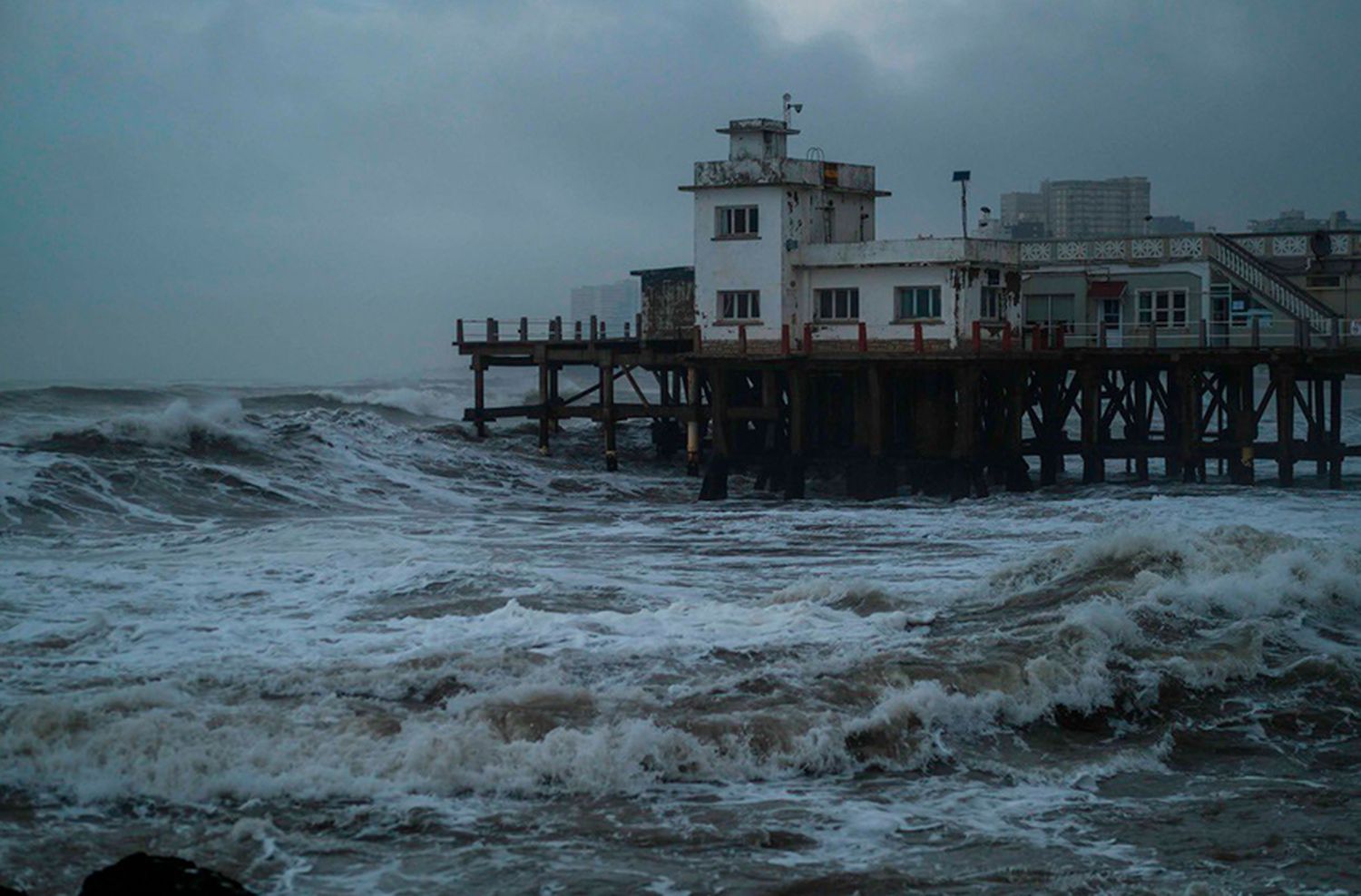 Se perdió la primavera: alerta amarillo por vientos en Mar del Plata