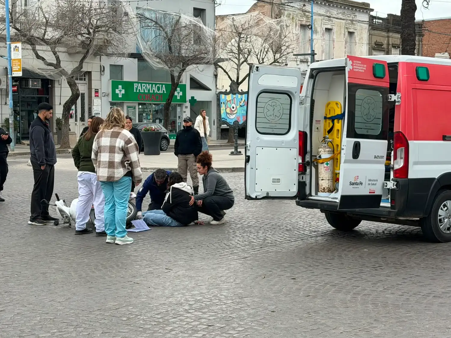 Fuerte accidente en Bv. Santa Fe: una motociclista terminó hospitalizada tras chocar contra un auto