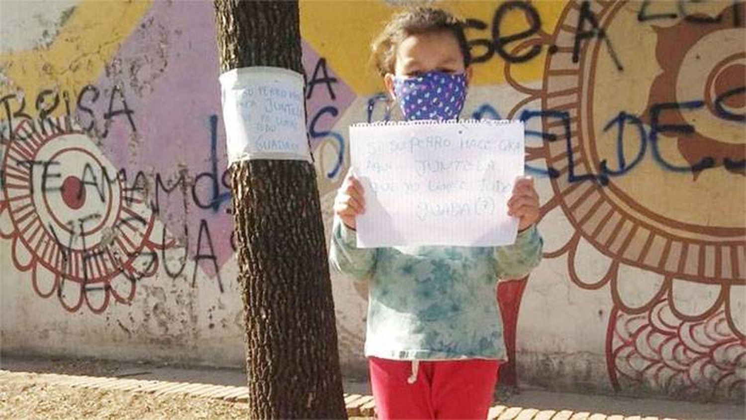 Tiene 7 años, limpió una plaza y pegó carteles con mensajes para los vecinos