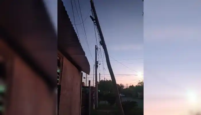 Reportaron un poste inclinado