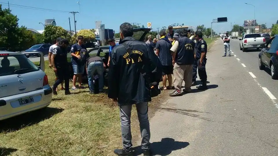 Detienen en Ruta 2 a cuatro hombres con éxtasis, LSD, cocaína y marihuana