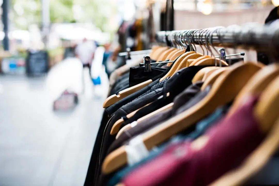 Las ventas minoristas crecieron 3,7% interanual en abril pero retrocedieron frente a marzo