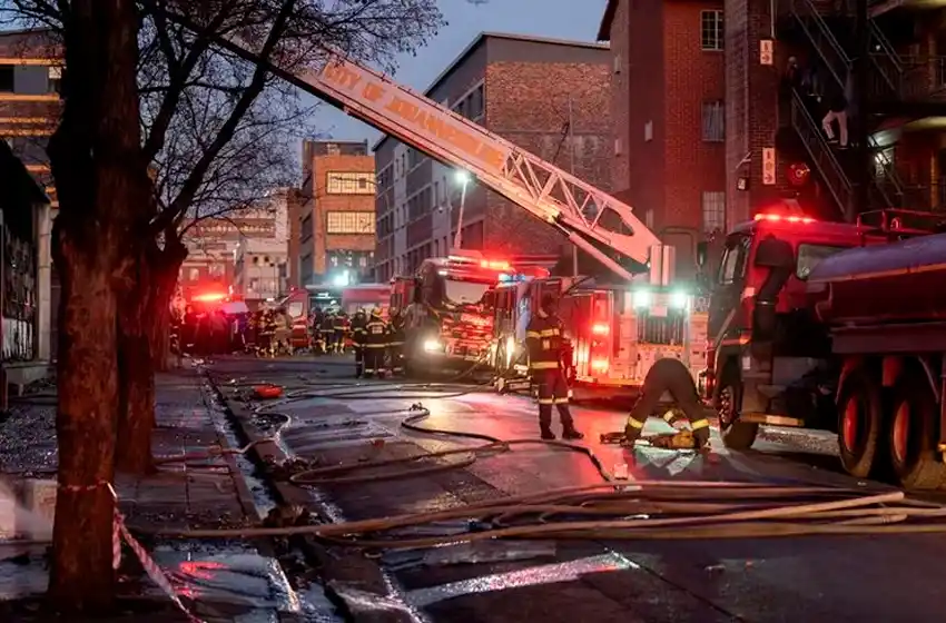 Más de 70 muertos y decenas de heridos en Johannesburgo durante el incendio de un edificio