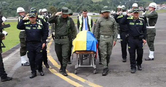 Criminales violentan ataúd donde llevaban a un policía asesinado en el Catatumbo