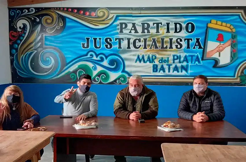 Facundo Moyano y "Manino" Iriart se reunieron en el PJ marplatense