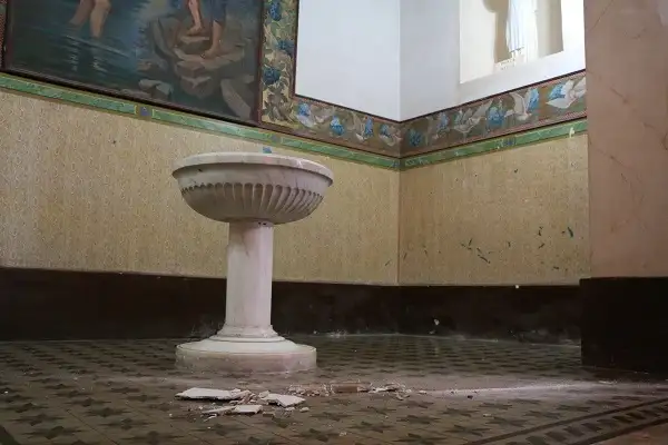 Cayeron trozos de yeso sobre la pila bautismal de la Catedral