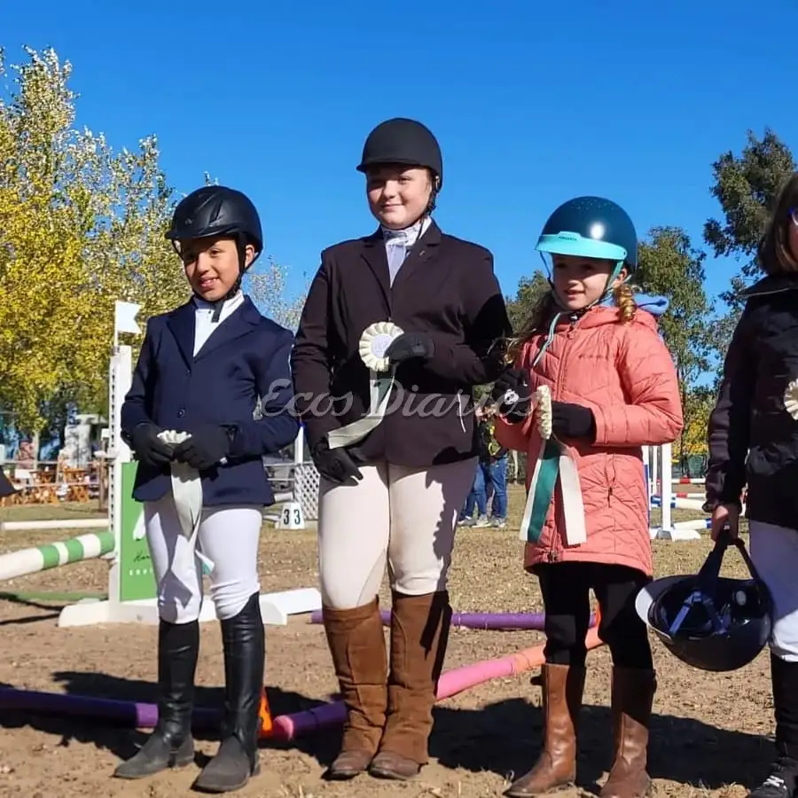 Emma Sarno y Astrid Rissegaard (debutantes) junto a Antonia Karlen (quien debutó el caballo)