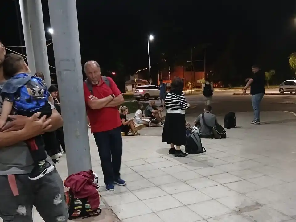 Terminal de Ómnibus: "Es una vergüenza que la gente tenga que esperar sentada"