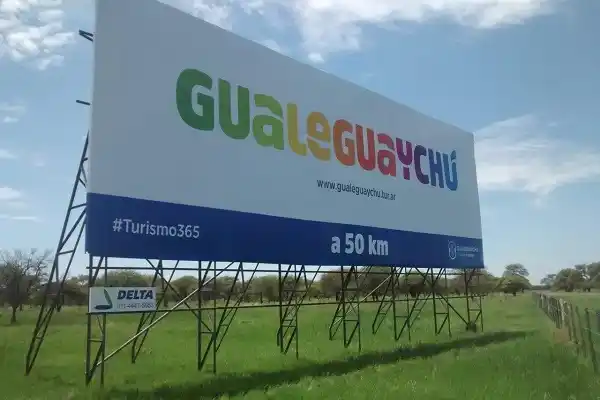 Gualeguaychú se promociona con un nuevo cartel sobre la ruta 14
