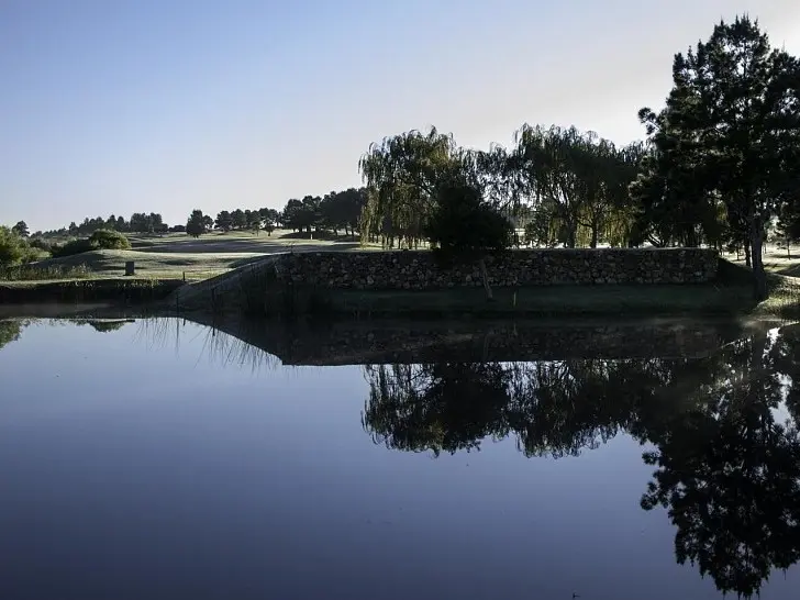 Rébora y Acosta compite en el Tour de golf en La Barra. Foto:Greenfee365.com