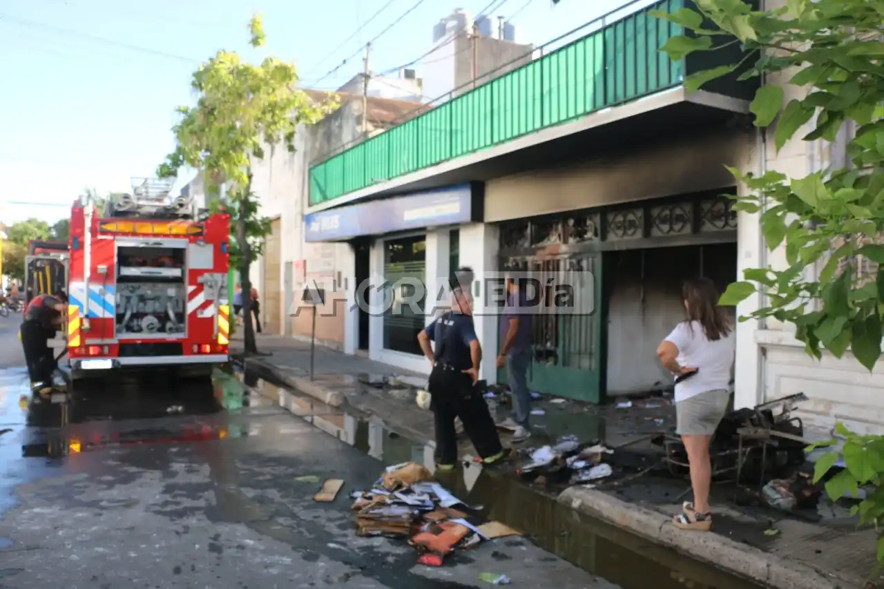Se incendió una vivienda en pleno centro y rescataron a una mujer que fue hospitalizada