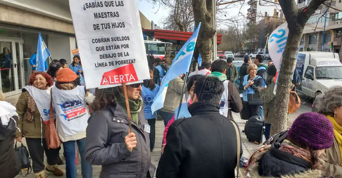 Aseguran que el acatamiento de los docentes al paro llega al 90%