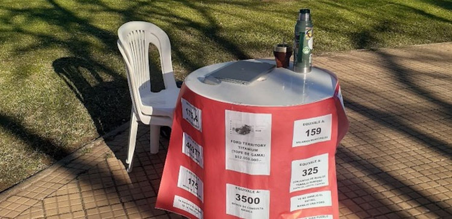Curiosa protesta frente al Municipio de General Villegas por la compra de una camioneta oficial de $52 millones