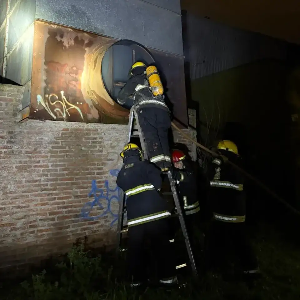 Personal de bomberos en plena tarea.