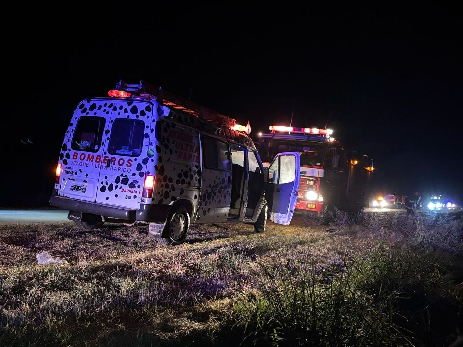 Un joven sufrió lesiones tras impactar con un vehículo abandonado en la Ruta 1 - 1