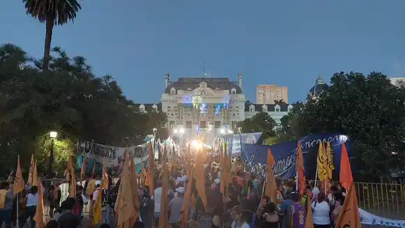 Todas las postales de la asunción de Kicillof en La Plata y la fiesta de la militancia en la plaza