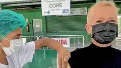 Xuxa rompió en llanto al vacunarse contra el Covid