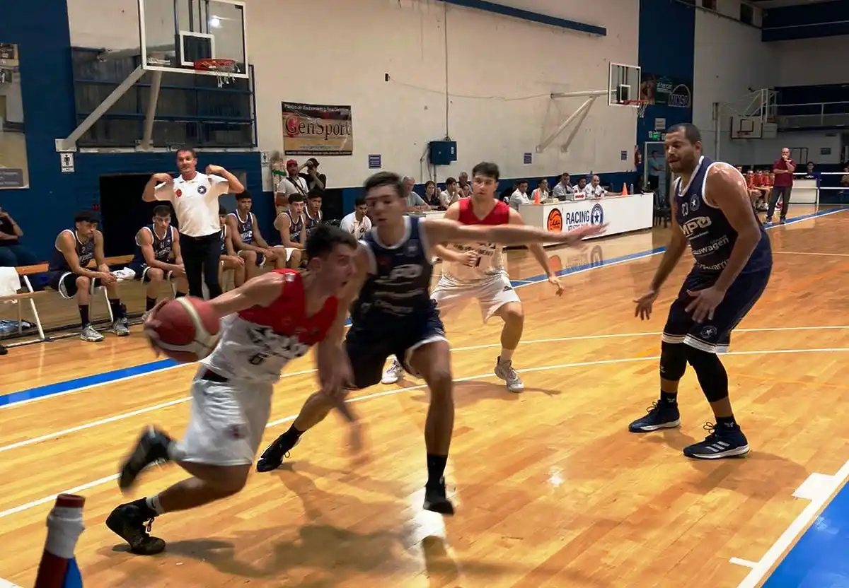 El base Julián Coronel, atacando el aro.