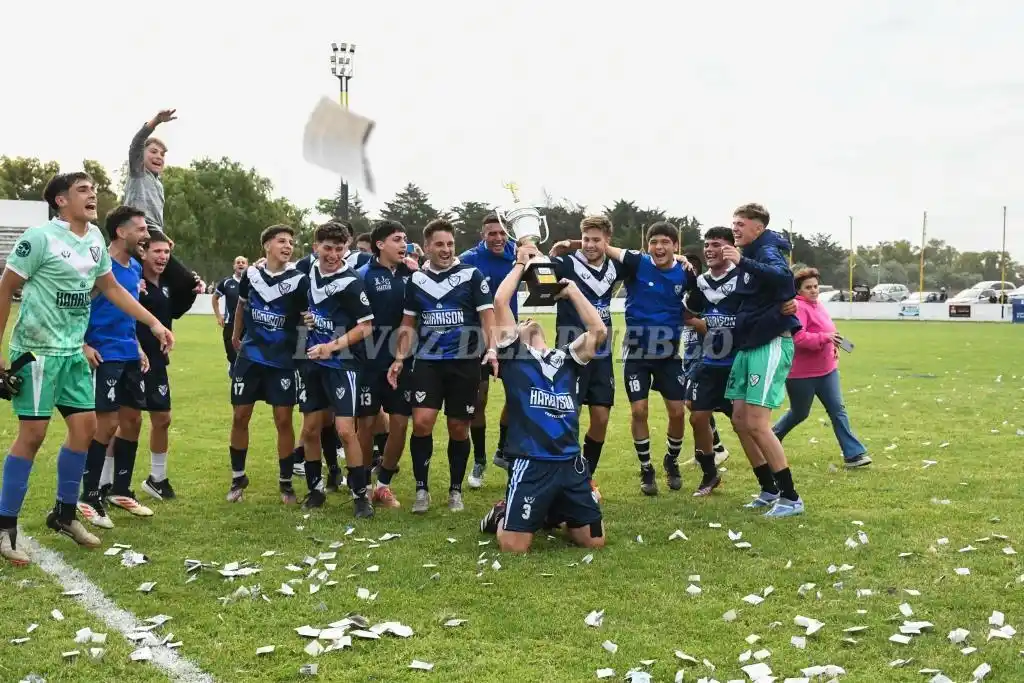 Gracias al cielo. Iván Bonini alza la
copa delante de sus compañeros y
desata el festejo