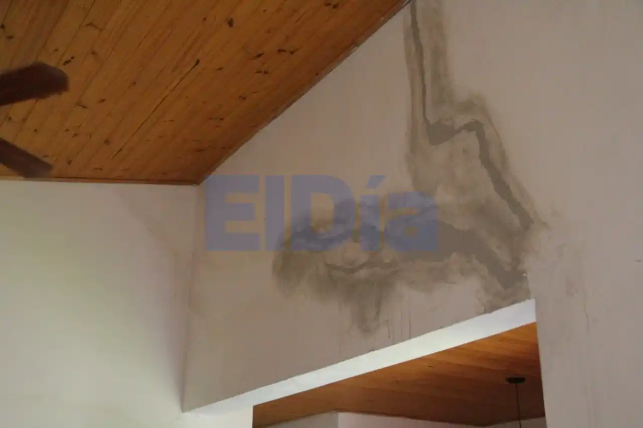 Vecinos del barrio Miguel Ángel reclaman una solución: A tres años de recibirlas, sus  viviendas evidencian serias roturas