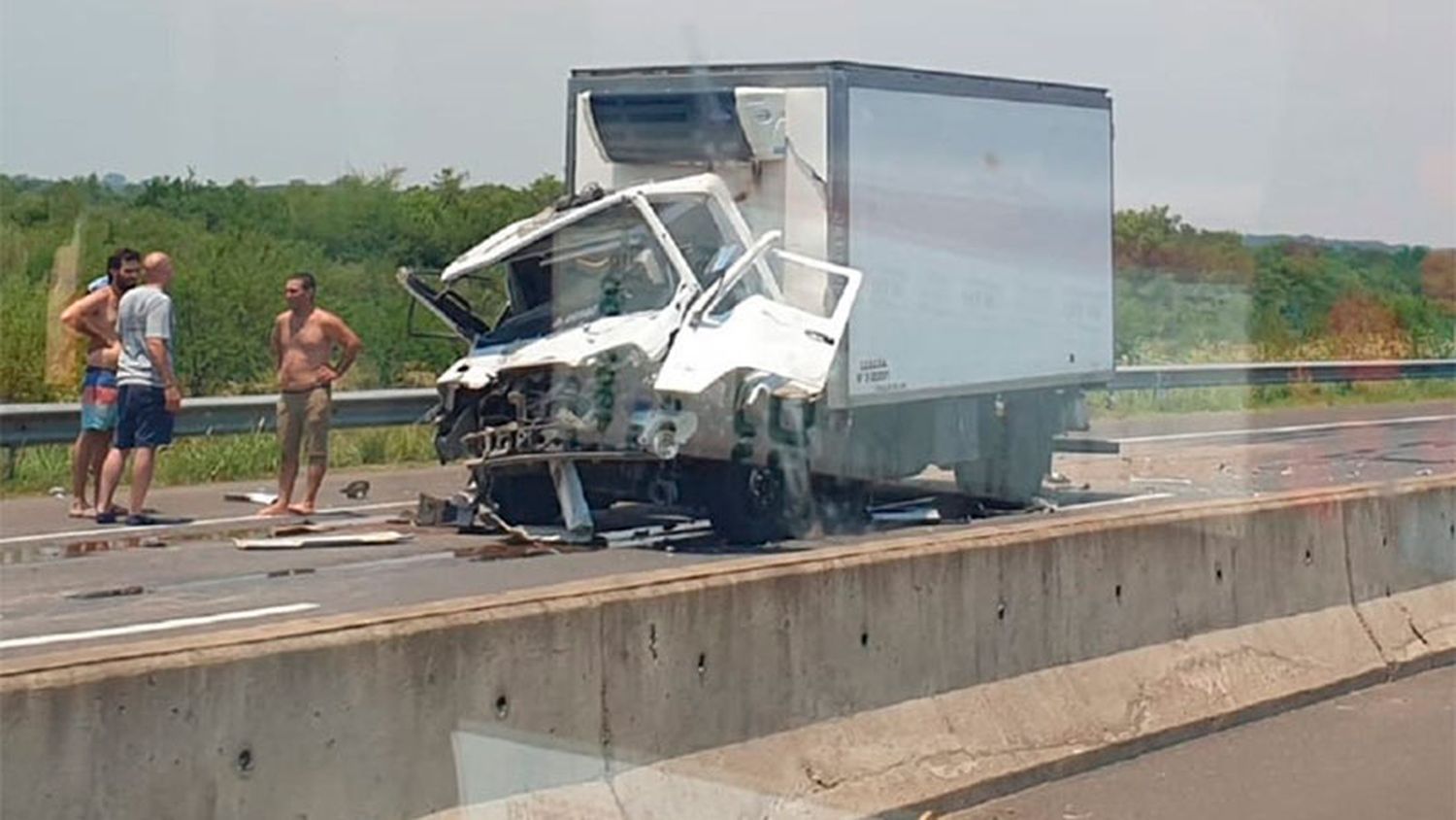 Tremendo choque de dos camiones en Ruta 14