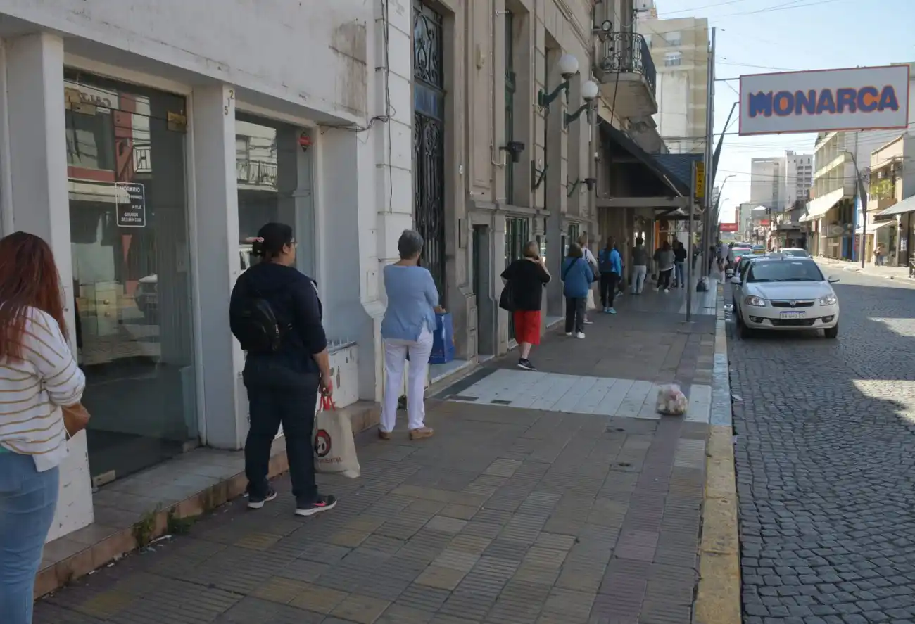 Por el alentador cuadro sanitario, se ampliaron los horarios comerciales y del transporte