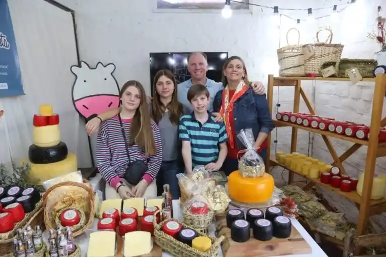 La historia de Carolina y Alejandro en la producción de quesos artesanales