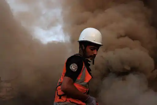 Israel ataca un convoy de ambulancias en Gaza y un hospital: ¡INDIGNACIÓN MUNDIAL!