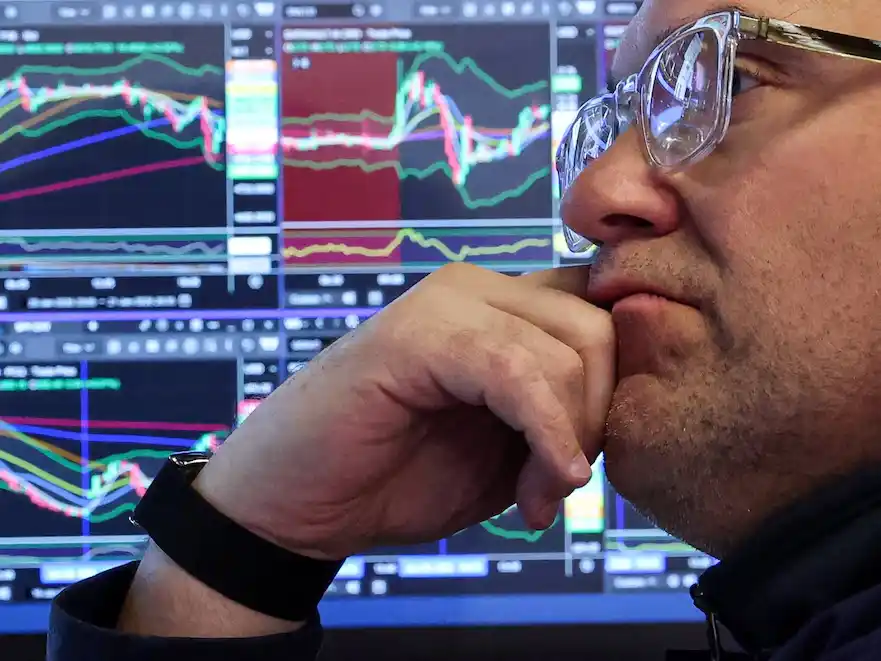 El riesgo país perfora mínimos de siete años impulsado por bonos, reservas y dólar en baja